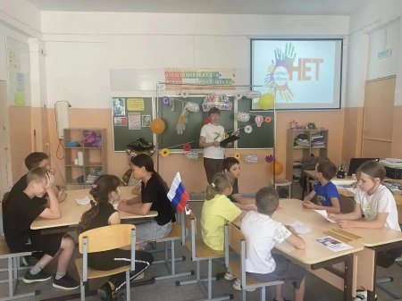 Антинаркотический месячник: школьники учились говорить