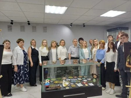Ершовские волонтёры - десятиклассники провели экскурсию по музею СВО для членов межведомственной комиссии