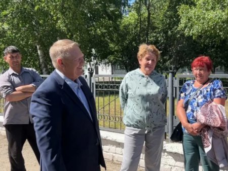 Николай Панков вместе с жителями проверил проблемные участки дорог