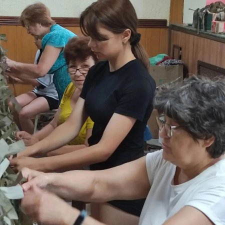 Юные художники плетут маскировочные сети