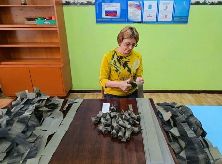 Жительницы Краснопартизанского района сплели десятки масксетей для участников СВО