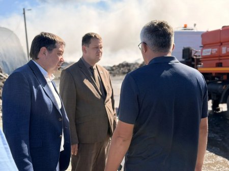 В Саратове ликвидируют последствия возгорания на мусороперегрузочной станции в Елшанке