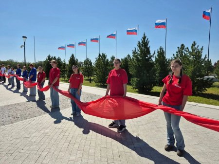 В Парке покорителей космоса впервые развернули 100-метровый Государственный флаг Российской Федерации