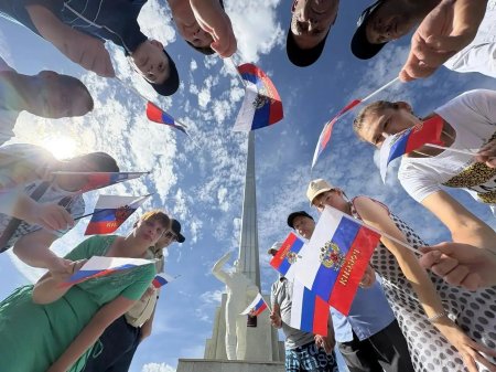 Жители Энгельсского дома-интерната посетили Парк покорителей космоса им. Юрия Гагарина  