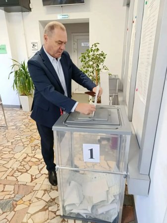 Артист, скульптор и художник рассказали, зачем пришли на избирательные участки