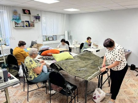 «Серебряные» волонтеры отправляют на передовую четырехсотую масксеть, пончо, подушки и гостинцы из дома
