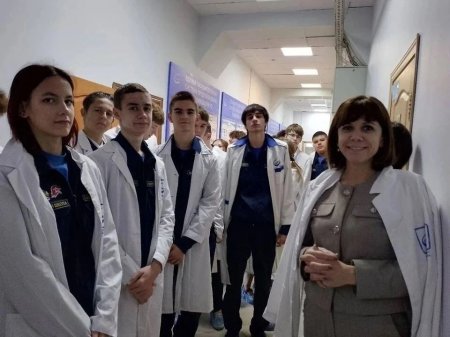 Амбассадоры «Профессионалитета» знакомят школьников с профессиями
