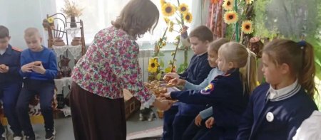 Казачьи посиделки «Весело Покров проведёшь — друга найдёшь» прошли в русской избе Центра национальных культур Казачьи посиделки «Весело Покров проведёшь — друга найдёшь» прошли в русской избе Центра национальных культур